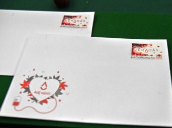 A véradás fontosságára hívja fel a figyelmet a Magyar Posta új bélyege
