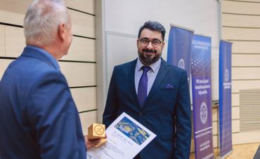 dr. Ashraf Amir Reza a PTE Kutatói Innovációs Díj átvételekor 2024 nyarán