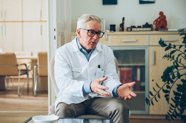 Prof. Dr. Gyulai Rolland tanszékvezető egyetemi tanár, az SZTE Bőrgyógyászati és Allergológiai Klinika igazgatója.