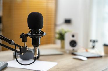 Mikrofon, fejhallagtó podcast készítéshez