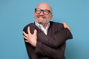 Egy önmagát átölelő önimádó férfi