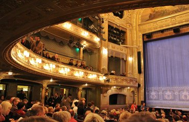 színház